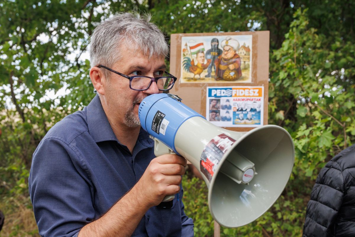 20250927 Hatvanpuszta
Orbán Viktor édesapjának hatvanpusztai majorságánál tartottak demonstrációt.
fotó: Hatlaczki Balázs (HB)
MW
képen: Hadházy Ákos független országgyűlési képviselő