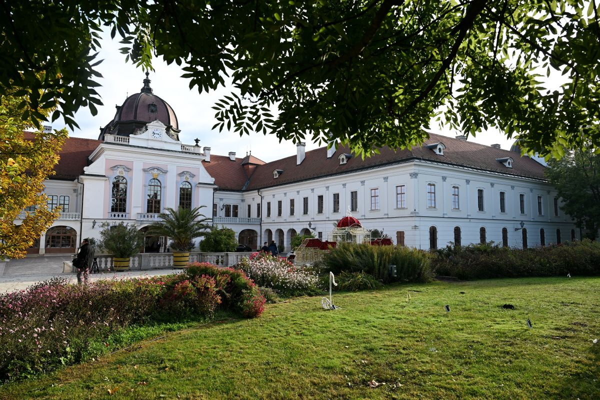 Gödöllő, 2025. október 13.
A gödöllői Grassalkovich-kastély 2025. október 13-án. Ezen a napon Orbán Viktor miniszterelnök és Csányi Sándor, az OTP Bank és a Magyar Agrár- és Élettudományi Egyetem (MATE) Alapítványának kuratóriumi elnöke aláírta a kastély átfogó felújítására vonatkozó támogatási együttműködési megállapodást a gödöllői kastély dísztermében. A kormány és az OTP Bank 50-50 millió eurót, azaz 20-20 milliárd forintot biztosít a kastély átfogó felújítására, amelynek során 17 ezer négyzetméternyi terület újul majd meg.
MTI/Máthé Zoltán