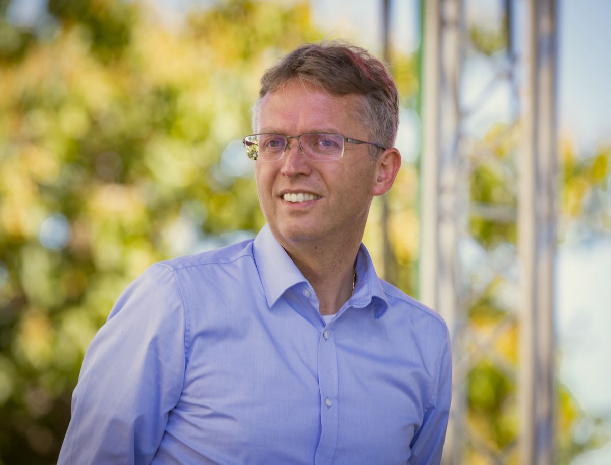 Budapest, 2025. szeptember 20.
Hankó Balázs kultúráért és innovációért felelős miniszter a Sereglés 2025 című, 349 Kárpát-medencei település részvételével és együttműködésében zajló népművészeti rendezvénysorozat központi helyszínén, a Budai Várban 2025. szeptember 20-án. Mellette Sebő Ferenc népzenész, népzenetanár, a nemzet művésze.
MTI/Hatházi Tamás