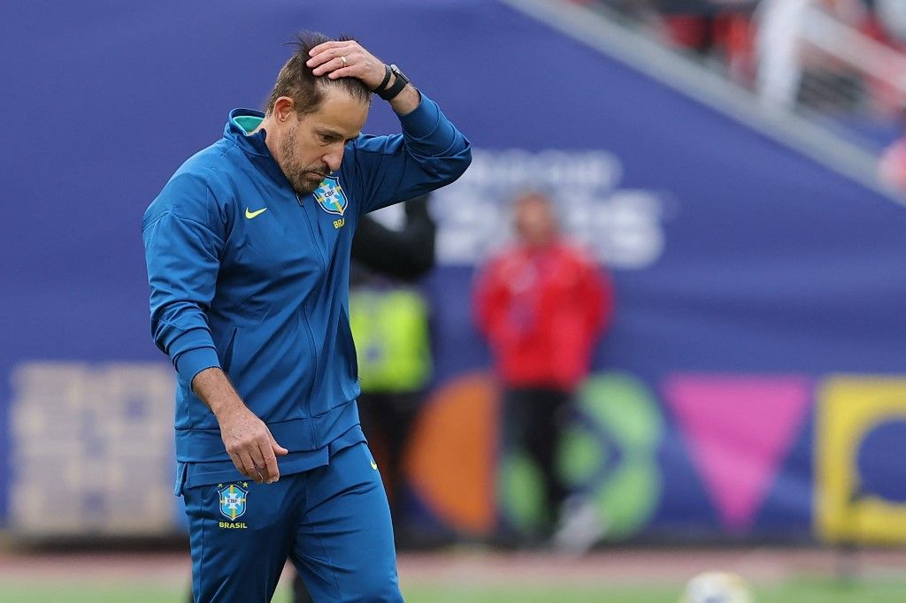 (FILES) Brazil's head coach Ramon Menezes reacts after losing the 2025 FIFA U-20 World Cup football match between Spain and Brazil, at the National Stadium in Santiago on October 4, 2025. Brazil, five-time U-20 World Cup champion, suffered a historic 1-0 defeat against Spain on October 4, 2025, in the final matchday of Group C, being eliminated for the first time ever in the group stage of the youth tournament. (Photo by Javier TORRES / AFP)
