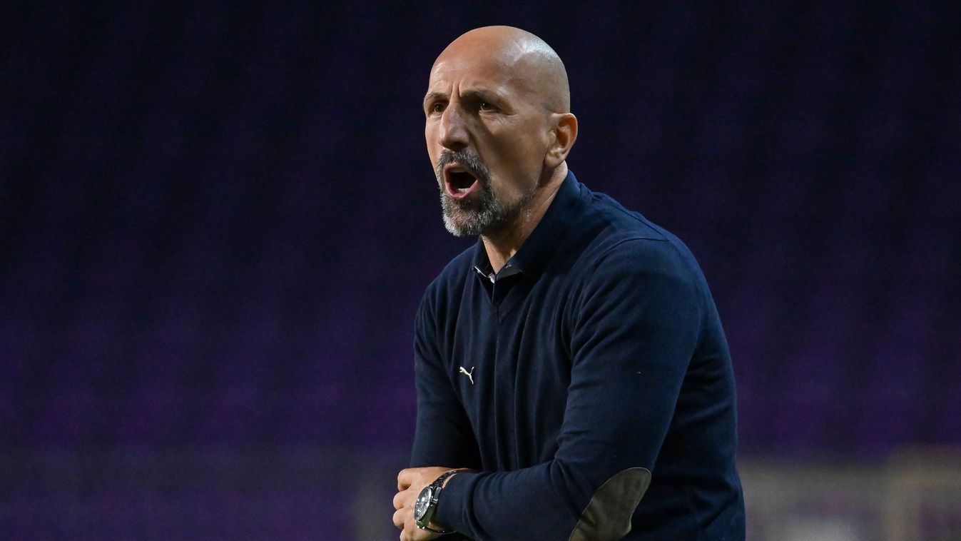 Damir Krznar
Budapest, 2025. szeptember 26.
Krznar Damir, az UTE vezetőedzője a Labdarúgó Fizz Liga 8. fordulójában játszott Újpest FC - Nyíregyháza Spartacus FC mérkőzésen a Szusza Ferenc Stadionban 2025. szeptember 26-án.
MTI/Illyés Tibor