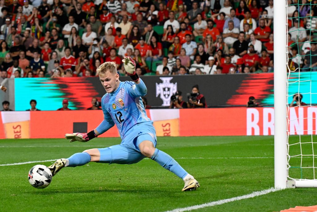 Tóth Balázs egyik védése a Portugália - Magyarország labdarúgó világbajnoki selejtező mérkőzésen 