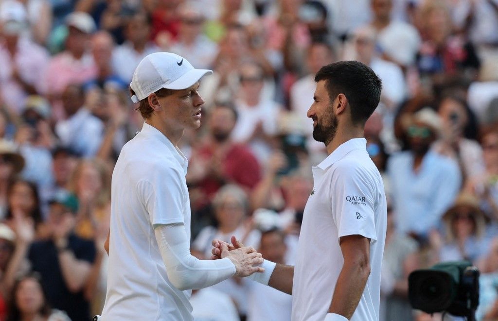 Jannik Sinner és Novak Djokovics a pályán legutóbb a 2025-ös wimnbledoni elődöntőben találkozott egymással. Az olasz simán győzött minden idők legjobbja ellen, aki viszont Sinner szerint nem a legjobb.