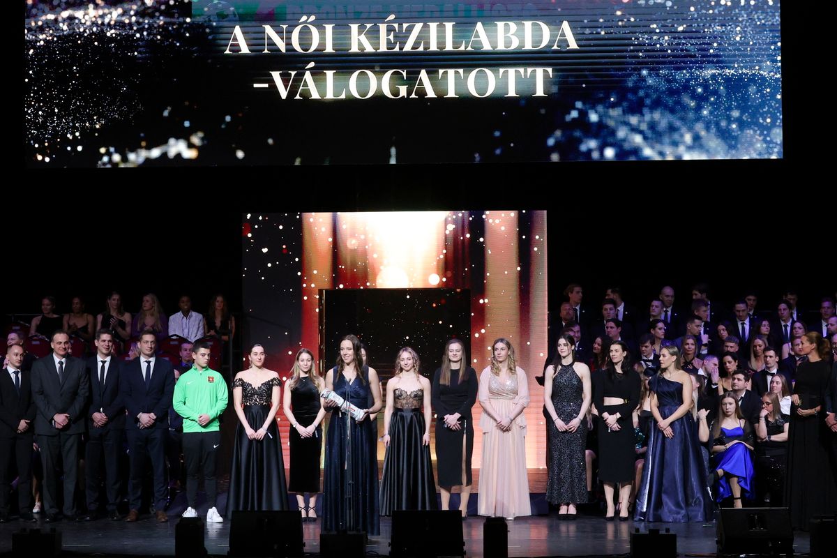 Az Operaház színpadán az Év női csapata, a Golovin Vlagyimir vezette női kézilabda-válogatott 