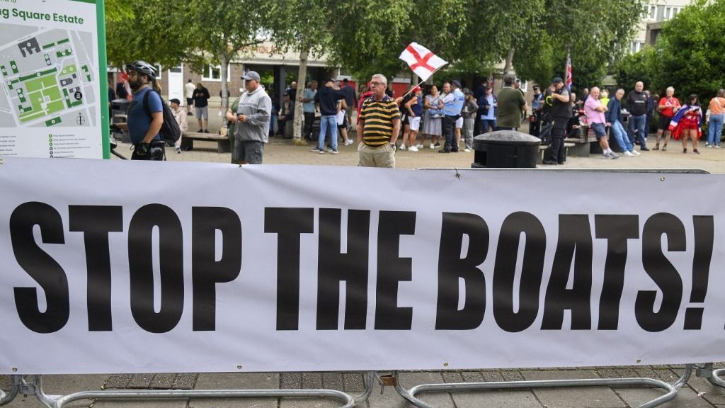 A brit kormány folyamatosan szorgalmazza a migránsok elleni fellépést