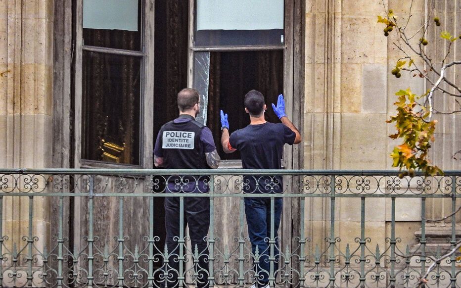 Ékszerrablás a Louvre-ban: két embert őrizetbe vettek