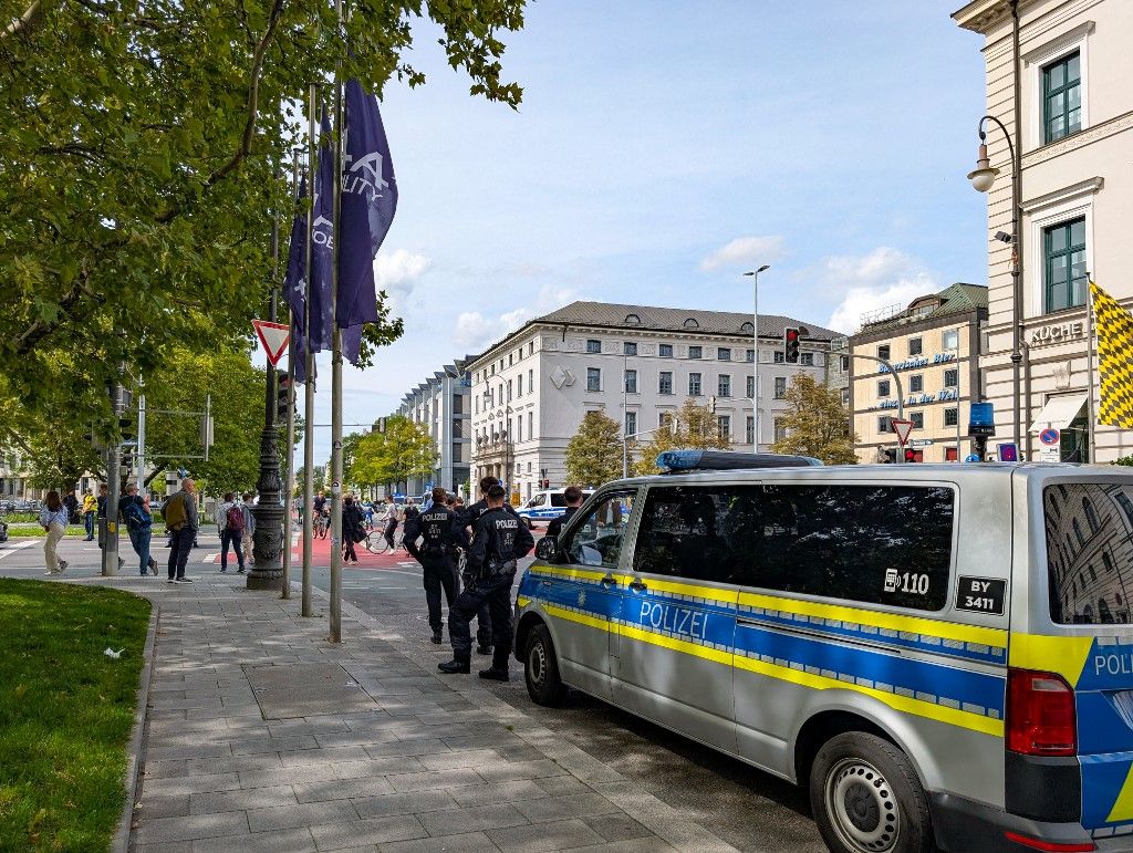 Berlinben három férfit tartóztattak le, mert a Hamász fegyvereivel zsidó célpontok elleni merényleteket terveztek (Fotó: MICHAEL NGUYEN / NurPhoto)