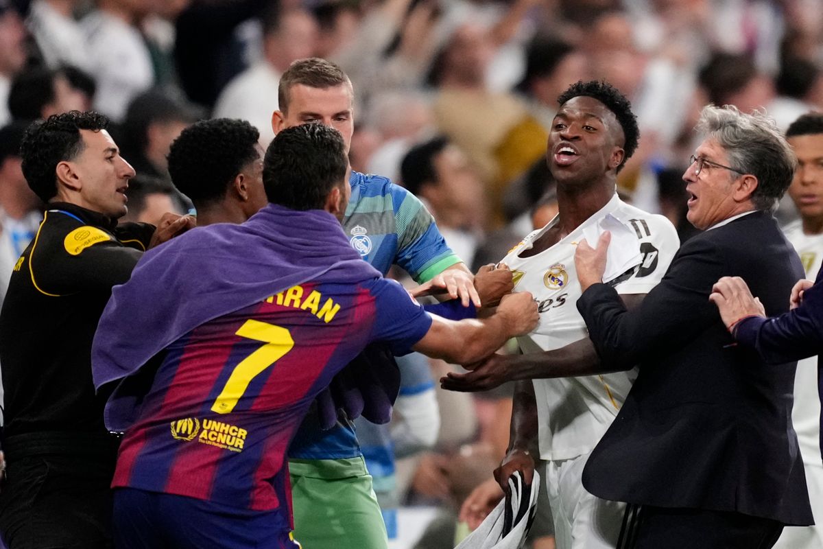 Vinicius Junior left winger of Real Madrid and Brazil and Ferran Torres left winger of Barcelona and Spain discuss during the La Liga EA Sports match between Real Madrid CF and FC Barcelona at Estadio Santiago Bernabeu on October 26, 2025 in Madrid, Spain. (Photo by Jose Breton/Pics Action/NurPhoto) (Photo by Jose Breton / NurPhoto via AFP)