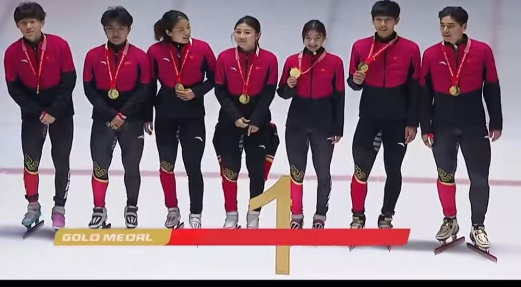 Liu Shaoang a kínai vegyes váltó jobb szélén 