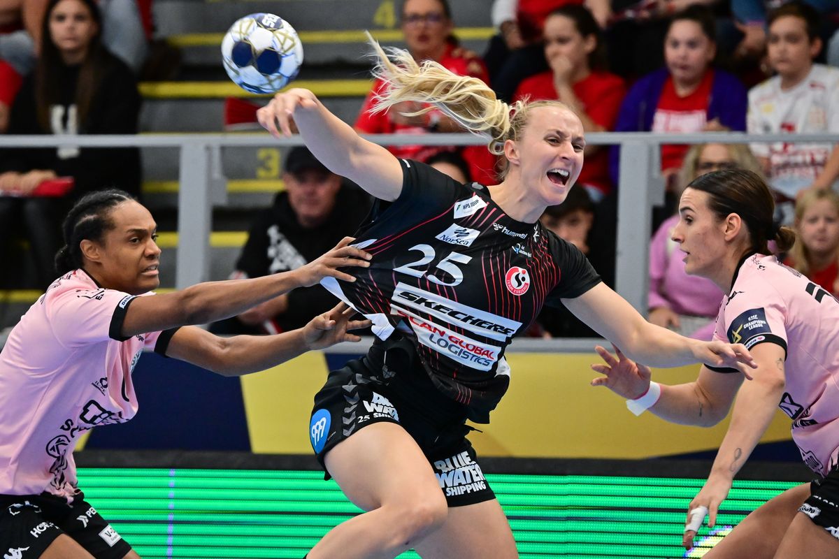 Debrecen, 2025. október 4.
Océane Sercien Ugolin (b) és Jovana Jovovic (j), a Debrecen, valamint Henny Reistad, a dán Esbjerg játékosa a női kézilabda Bajnokok Ligája A csoportjának 4. fordulójában játszott DVSC Schaeffler - Team Esbjerg mérkőzésen a debreceni Hódos Imre rendezvénycsarnokban 2025. október 4-én.
MTI/Czeglédi Zsolt