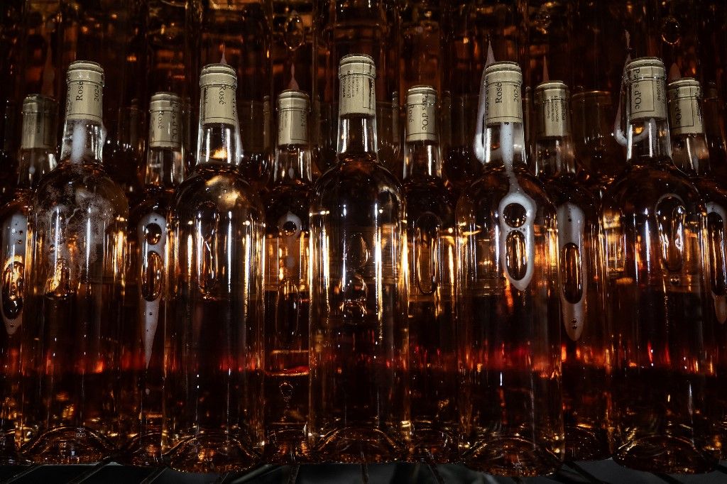 This photograph taken on September 17, 2025 shows wine bottles at the Dartess logistic and storage hub providing optimized logistics operations for both French and export market of wine and spirits, in Blanquefort, near Bordeaux, southwestern France. Despite a 2025 vintage that promises to be "high quality" the harvest is sluggish in Bordeaux, the prestigious wine region in southwestern France, which is weighed down by declining consumption and overproduction that is driving prices down. (Photo by Philippe LOPEZ / AFP), uniós bortermelők