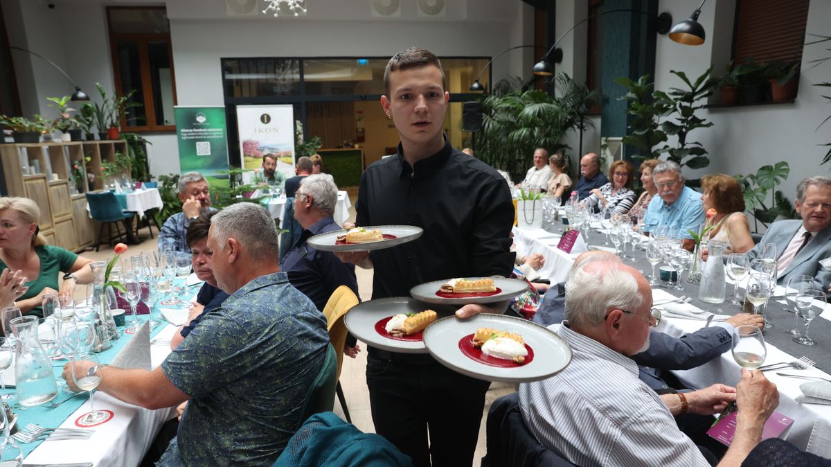 adómentes, 20250503 KaposvárIgazi gasztronómiai randevú volt a második Ízek, borok találkozásokMegteltek a kaposvári éttermek az iFood Élelmiszerklaszter, a Kislépték Egyesület, a Somogyi Helyi Termék Egyesület és a Balatonboglári Borvidék felhívására. A második Ízek, borok, találkozások gasztronómiai programsorozat igazi kulináris élményt kínált. Egyszerre 240 vendég ült asztalhoz Kaposváron azon az öt vendéglátóhelyen, amelyek csatlakoztak a második Ízek, borok, találkozások borvacsora sorozathoz. Fotó: Lang Róbert lrSomogyi HírlapKépen: La Pergola Étterem