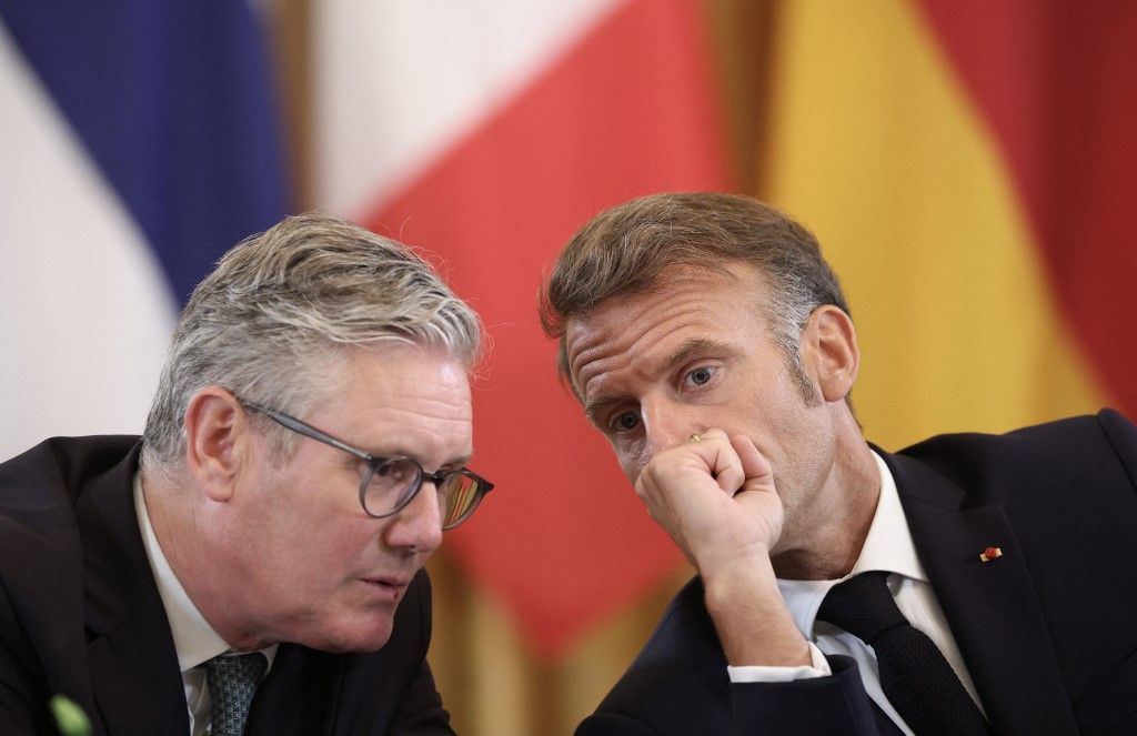 WASHINGTON, DC - AUGUST 18: (L-R) British Prime Minister Keir Starmer and French President Emmanuel Macron speak with each other during a meeting with U.S. President Donald Trump, Ukrainian President Volodymyr Zelensky and European leaders at the White House on August 18, 2025 in Washington, DC. President Trump hosted President Zelensky at the White House for a bilateral meeting and an expanded meeting with European leaders to discuss a peace deal between Russia and Ukraine.   Win McNamee/Getty Images/AFP (Photo by WIN MCNAMEE / GETTY IMAGES NORTH AMERICA / Getty Images via AFP)