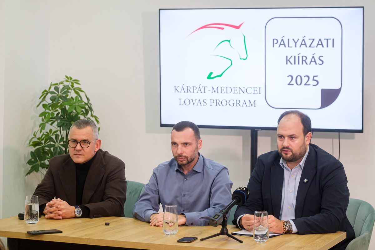 Székelyudvarhely, 2025. október 17.
Antal Lóránt RMDSZ-es szenátor (b), Bíró Barna-Botond, Hargita megye tanácsának elnöke (k) és Nacsa Lőrinc, a Miniszterelnökség nemzetpolitikáért felelős államtitkára a Kárpát-medencei Lovas Programról tartott sajtótájékoztatón az erdélyi Székelyudvarhelyen 2025. október 17-én.
MTI/Veres Nándor
