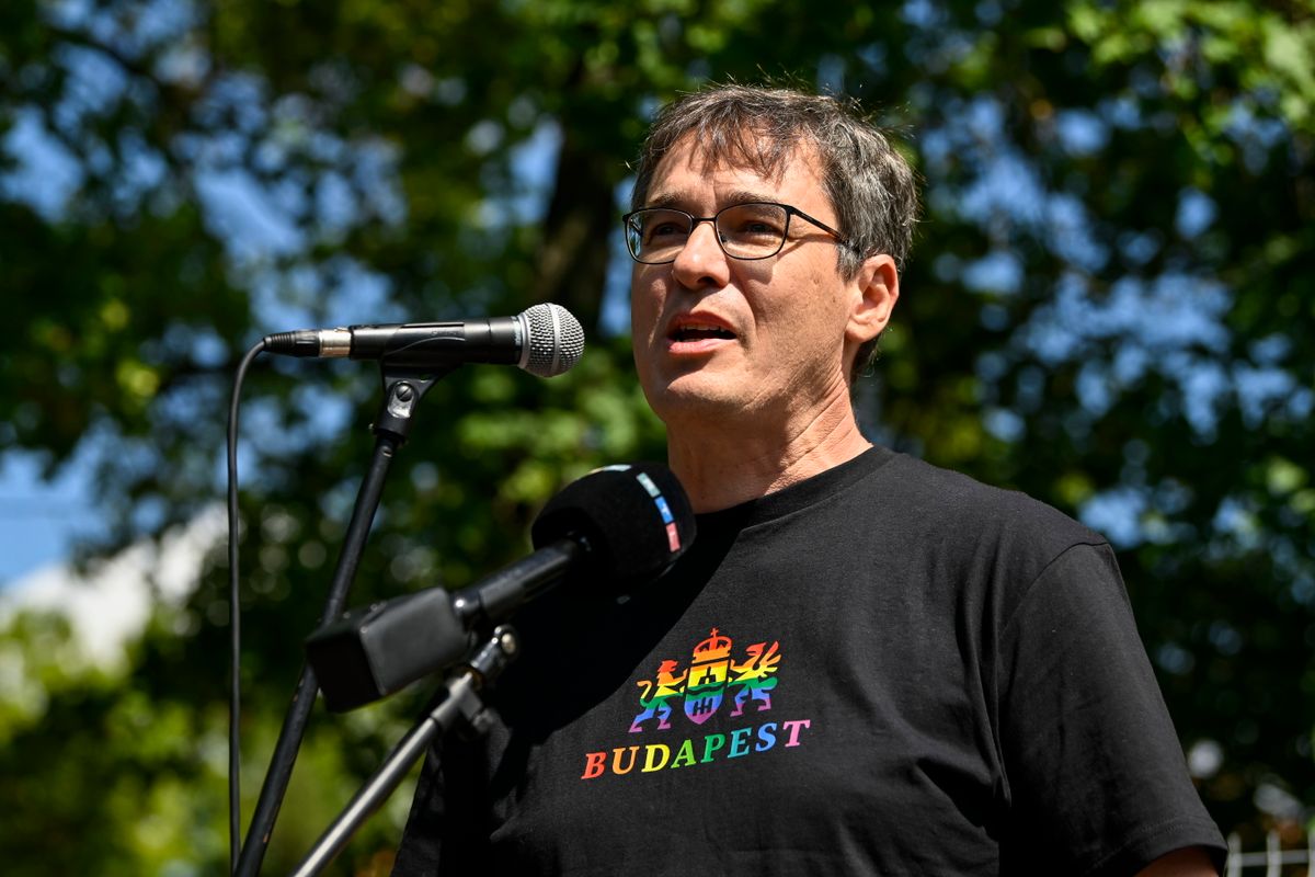 Budapest, 2025. augusztus 1.
Karácsony Gergely főpolgármester beszél kihallgatása után a Készenléti Rendőrség Nemzeti Nyomozó Iroda II. kerületi Labanc utcai épülete közelében 2025. augusztus 1-jén. Gyanúsítottként hallgatták ki a főpolgármestert a Budapest Büszkeség (Budapest Pride) rendezvény szervezése ügyében.
MTI/Purger Tamás