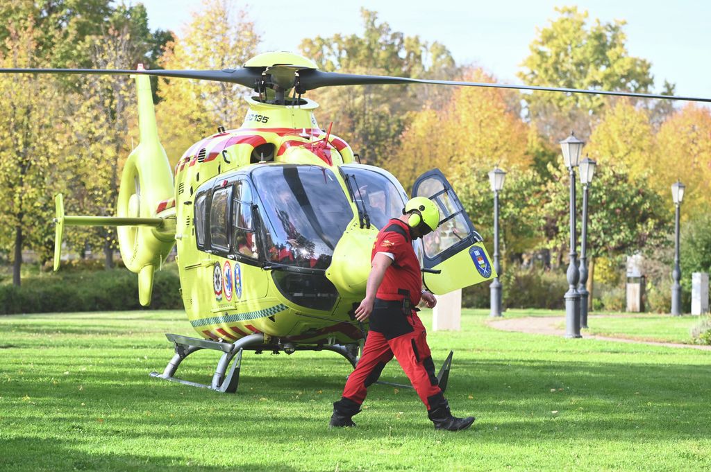 20251022 Szolnok Két mentőhelikopter szállt le a Rózsakertben. A buszbalesethez riasztották őket. Fotó: Mészáros János Új Néplap