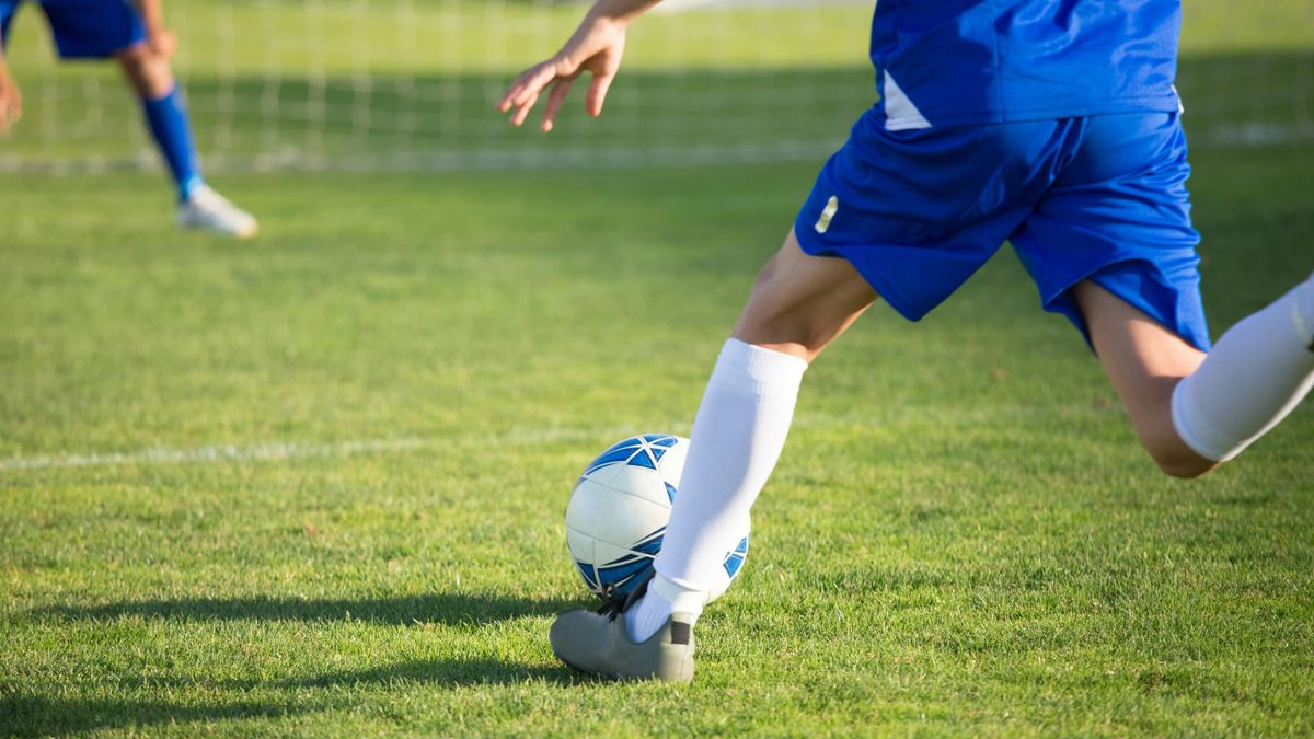 Szűk húsz perc alatt három 11-est fújt be a Házasodna a gazda bírója