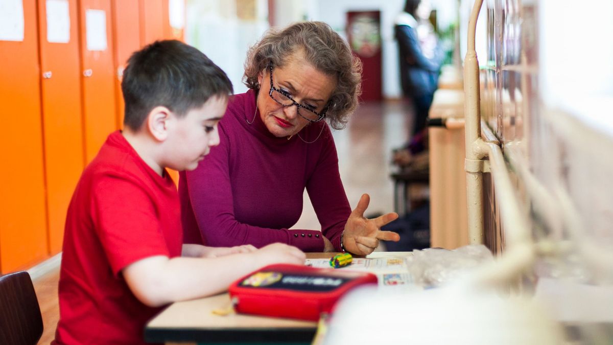 2014.02.12. Budapest, Aga utca 10. Kisriport a budapesti Carl Rogers Személyközpontú Óvoda és Általános Iskoláról. Nyugdíjas tanár, senior mentor korrepetál egy kisdiákot a budapesti Rogers iskolában.