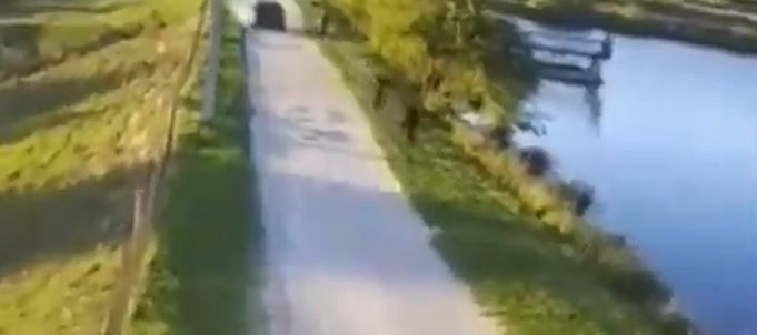 A folyóba ugrott egy férfi a kényszersorozás elől 