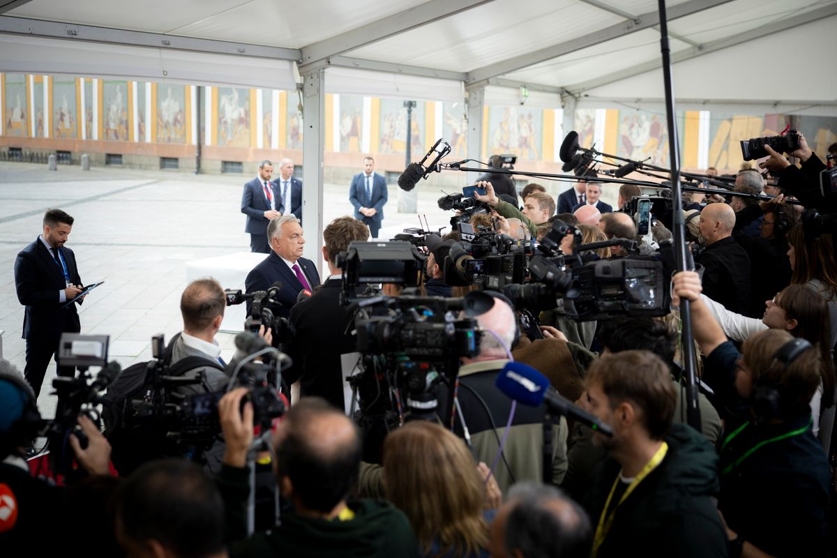 Orbán Viktor miniszterelnök a sajtósok kereszttüzében a koppenhágai EU-csúcson (Fotó: MTI/Miniszterelnöki Kommunikációs Főosztály/Fischer Zoltán)