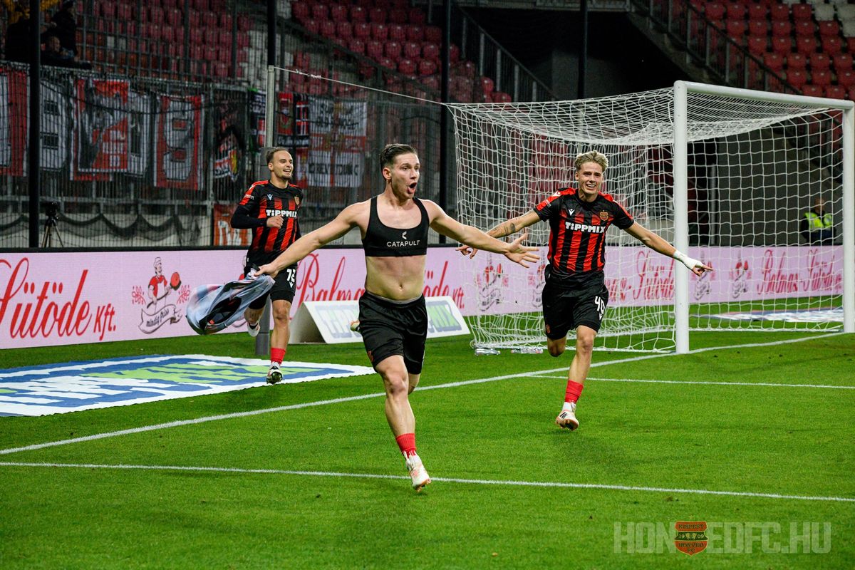 Zuigéber Ákos ünnepli a győztes gólt a Debrecen-Honvéd (1-2) Magyar Kupa-mérkőzésen. A kispestiek játékosa és Dzsudzsák Balázs később összeszólalkozott