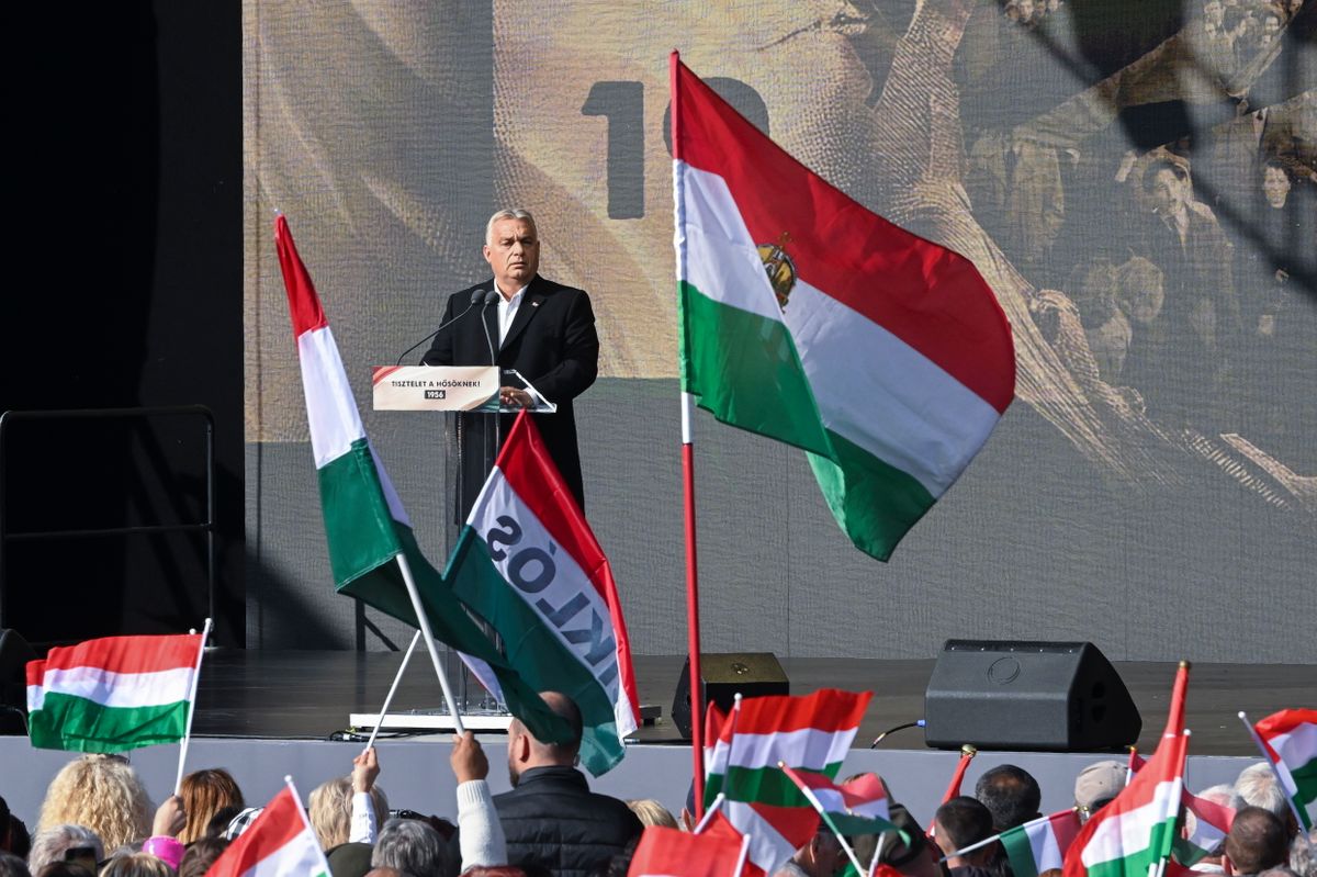Budapest, 2024. október 23.
Orbán Viktor miniszterelnök ünnepi beszédet mond az 1956-os forradalom és szabadságharc 68. évfordulóján tartott megemlékezésen Budapesten, a Millenáris Parkban 2024. október 23-án.
MTI/Koszticsák Szilárd