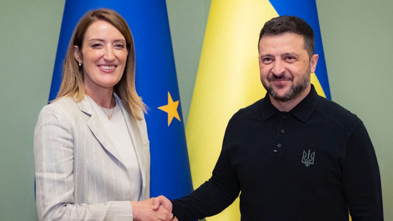 Volodimir Zelenszkij ukrán elnök (jobbra) kezet fog Roberta Metsola európai parlamenti elnökkel (Fotó: AFP)