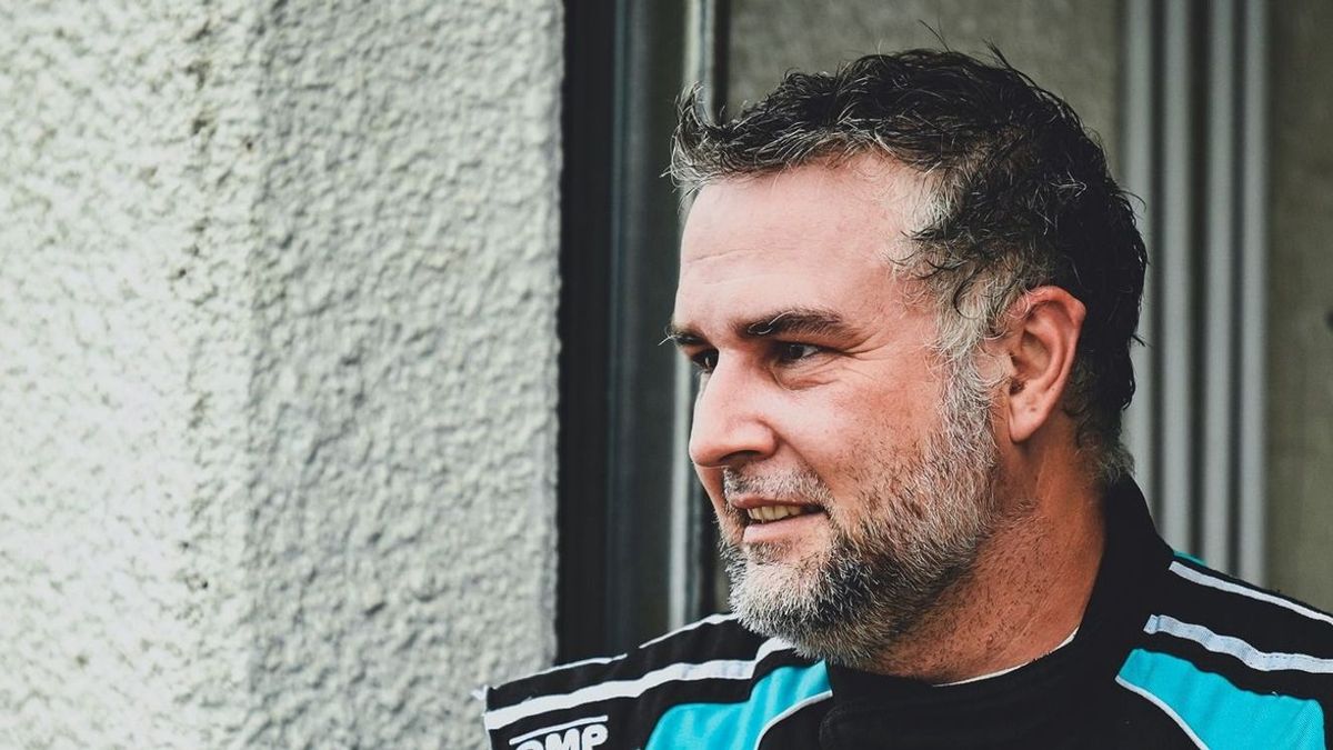 Vályi István szerint hazudunk, ráadásul az ő adójából − megnéztük, miért számolták fel a cégeit a tiszás netcelebnek
