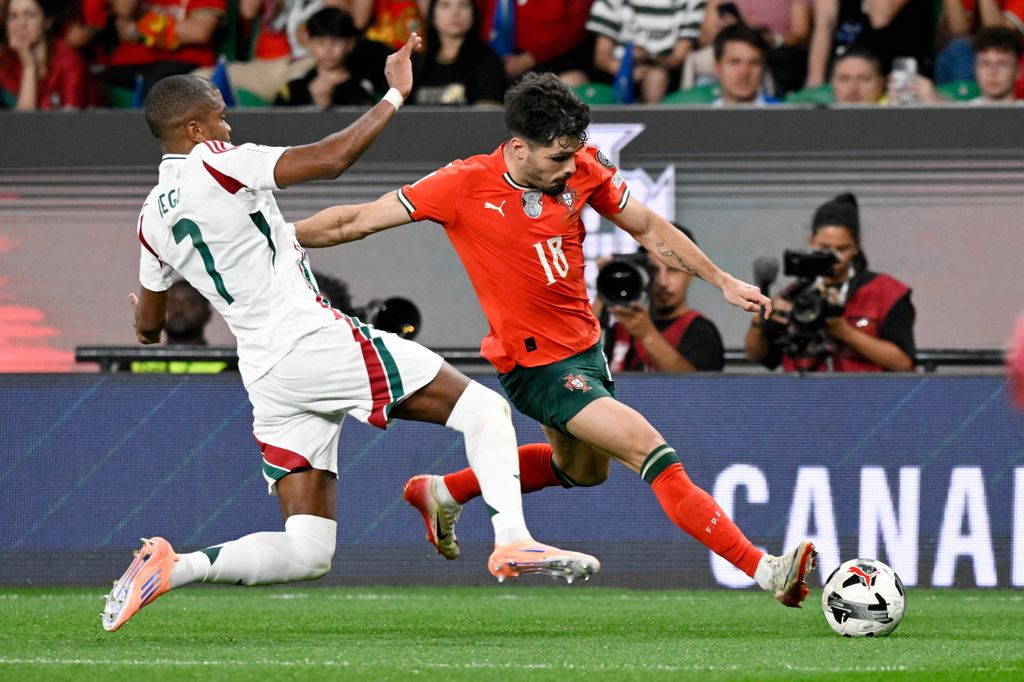Lisszabon, 2025. október 14.
Loic Nego (b) és a portugál Pedro Neto a portugál Nélson Semedo a Portugália - Magyarország labdarúgó világbajnoki selejtező mérkőzésen a lisszaboni Estádio José Alvalade stadionban 2025. október 14-én.
MTI/Szigetváry Zsolt