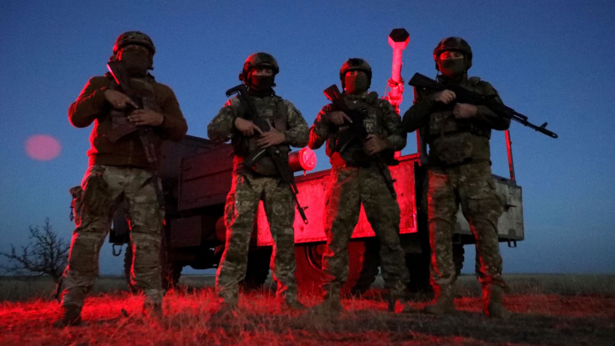 A mezőn és a folyón át menekülnek az ukránok a kényszersorozás elől + videó