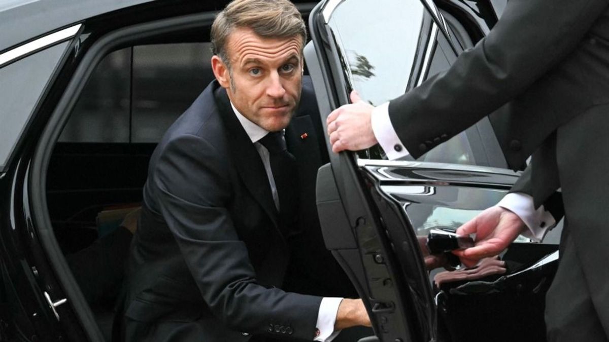 Párizsban nő a politikai zűrzavar, fogy a levegő Macron körül