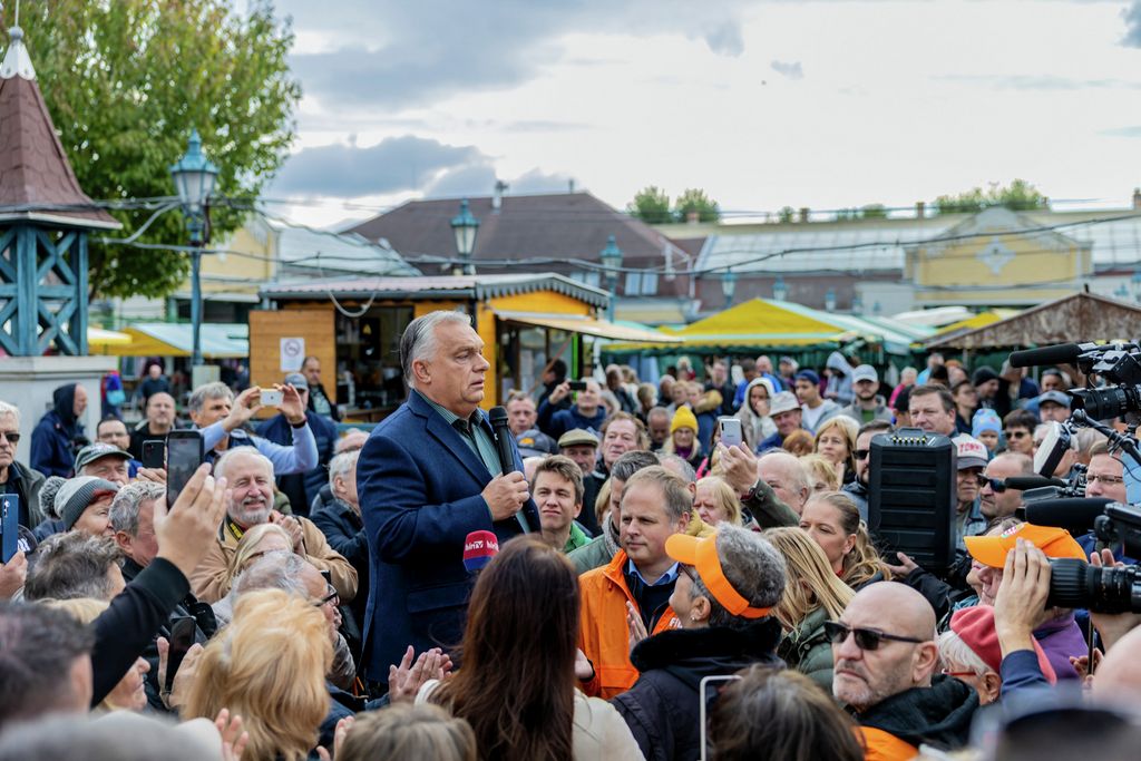 A pesterzsébeti piacon járt Orbán Viktor, elindult a háború elleni aláírásgyűjtés
Fidesz választási kampány