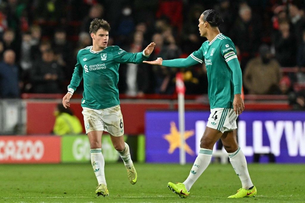 Liverpool's Hungarian defender #06 Milos Kerkez (L) celebrates with Liverpool's Dutch defender #04 Virgil van Dijk (R) after scoring their first goal for 2-1 during the English Premier League football match between Brentford and Liverpool at the Gtech Community Stadium in London on October 25, 2025. (Photo by Glyn KIRK / AFP) / RESTRICTED TO EDITORIAL USE. No use with unauthorized audio, video, data, fixture lists, club/league logos or 'live' services. Online in-match use limited to 120 images. An additional 40 images may be used in extra time. No video emulation. Social media in-match use limited to 120 images. An additional 40 images may be used in extra time. No use in betting publications, games or single club/league/player publications. /