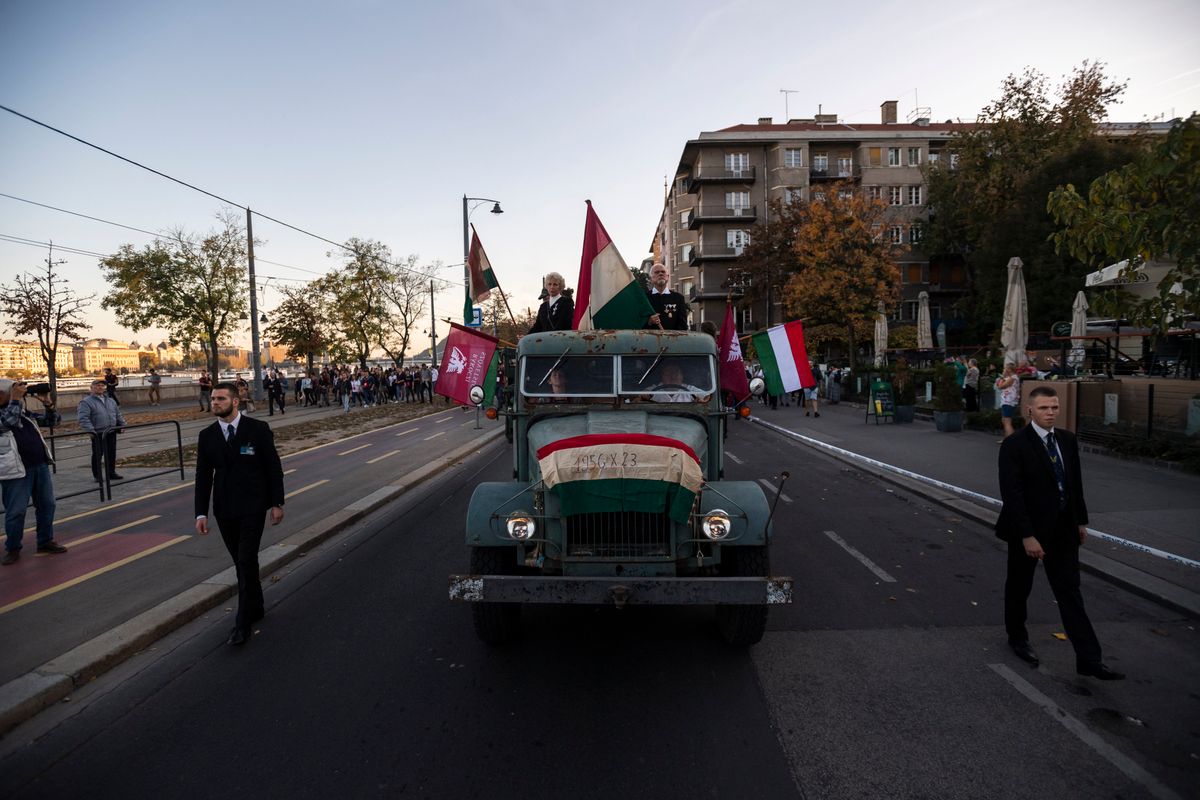 Budapest, 2019. október 22.
Korabeli teherautó halad az 1956-os forradalom és szabadságharc emléknapja alkalmából tartott ünnepi fáklyás felvonulás résztvevői előtt a fővárosi Bem rakparton 2019. október 22-én.
MTI/Mónus Márton