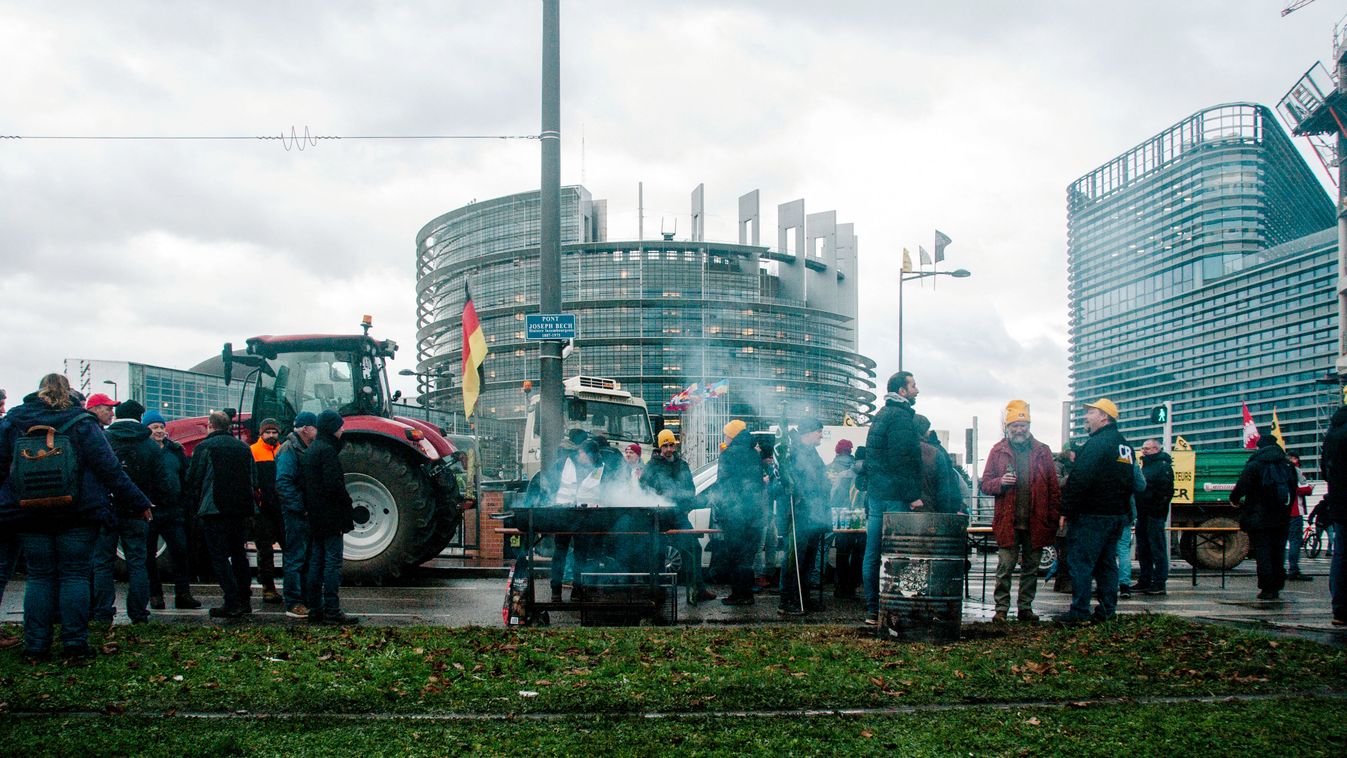Farmers from the Coordination Rurale union campaigning against Mercosur outside the European Parliament in Strasbourg France Thursday December 19, 2024.
Des agriculteurs du syndicat Coordination Rurale militant contre le mercosur devant le parlement europ