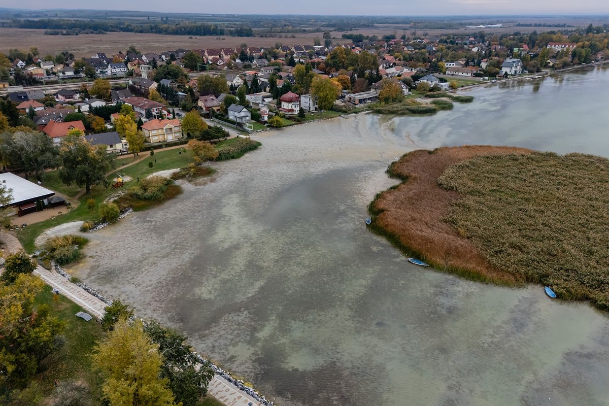 Balatonboglár, 2025. október 21.
A drónnal készült felvételen kilátszik a Balaton medre Balatonbogláron az alacsony vízállás miatt 2025. október 21-én.
MTI/Vasvári Tamás