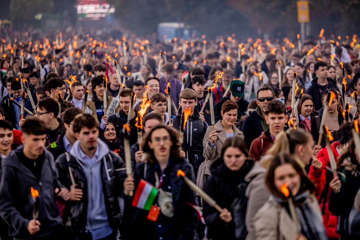 A honvédelmi miniszter felhívta az ünnepségen részt vevő fiatalok figyelmét arra, hogy azt a szabadságot, ami '56 hőseinek csak a rendszerváltás után adatott meg, a később felnőtt nemzedékek örökségként kapták (Fotó: Csudai Sándor)