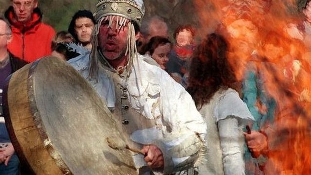 Gyógyítók is voltak: magyar táltos szertartás közben. Fotó: Wikimedia Commons