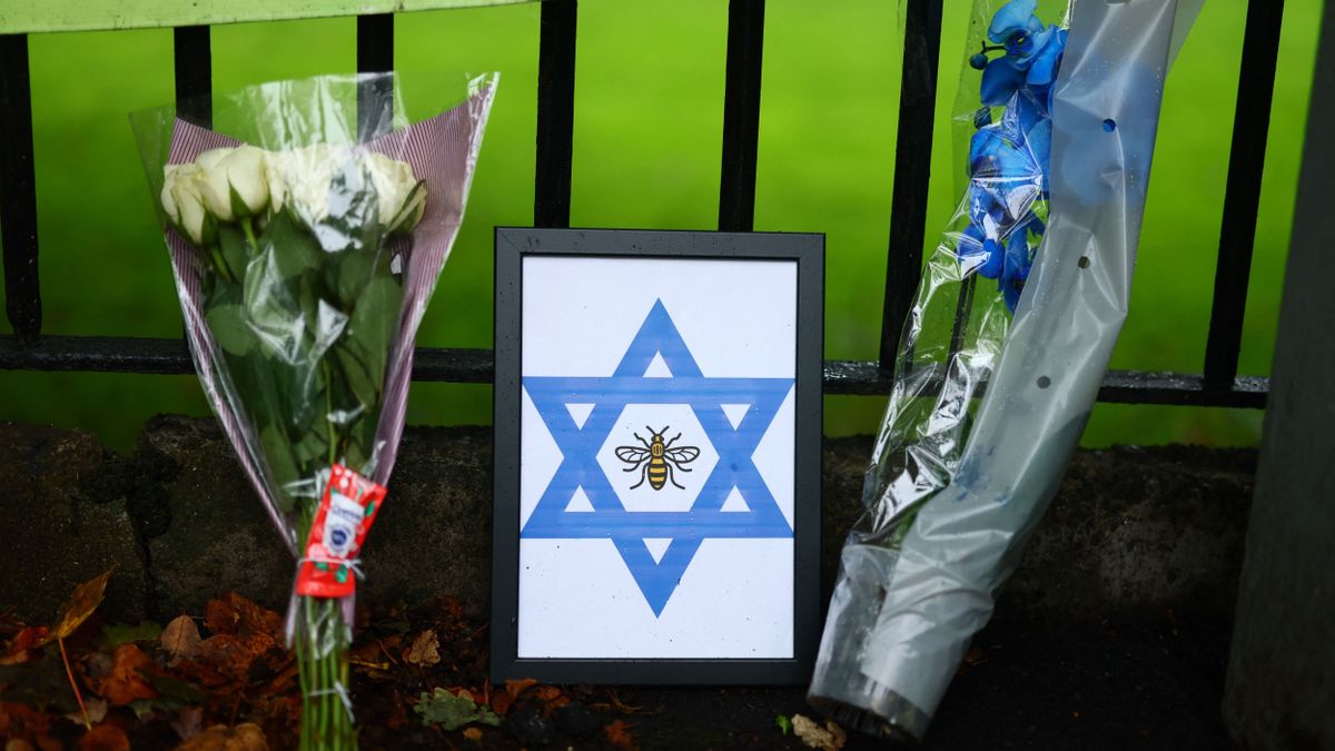 A rendőrök lőtték le véletlenül az egyik áldozatot a manchesteri zsinagógánál