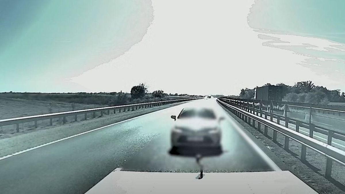 Ismét rommá törték az útkezelő ütközéselnyelőit a figyelmetlen sofőrök + videó
