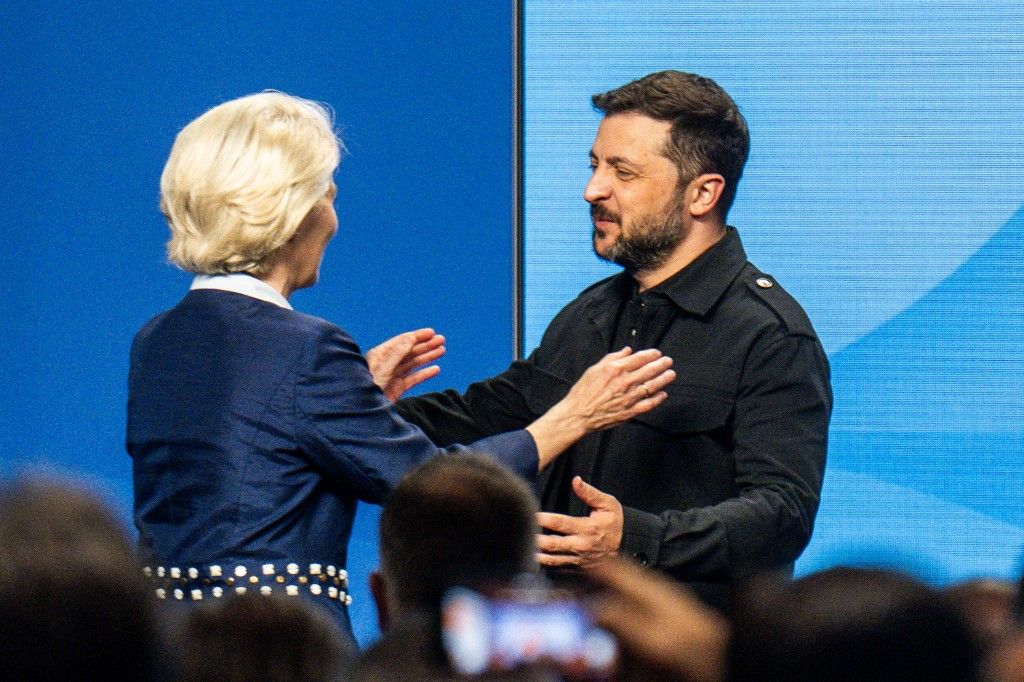 Ursula von der Leyen, az Európai Bizottság elnöke és Volodimir Zelenszkij ukrán elnök – Brüsszelt lopással vádolja Oroszország