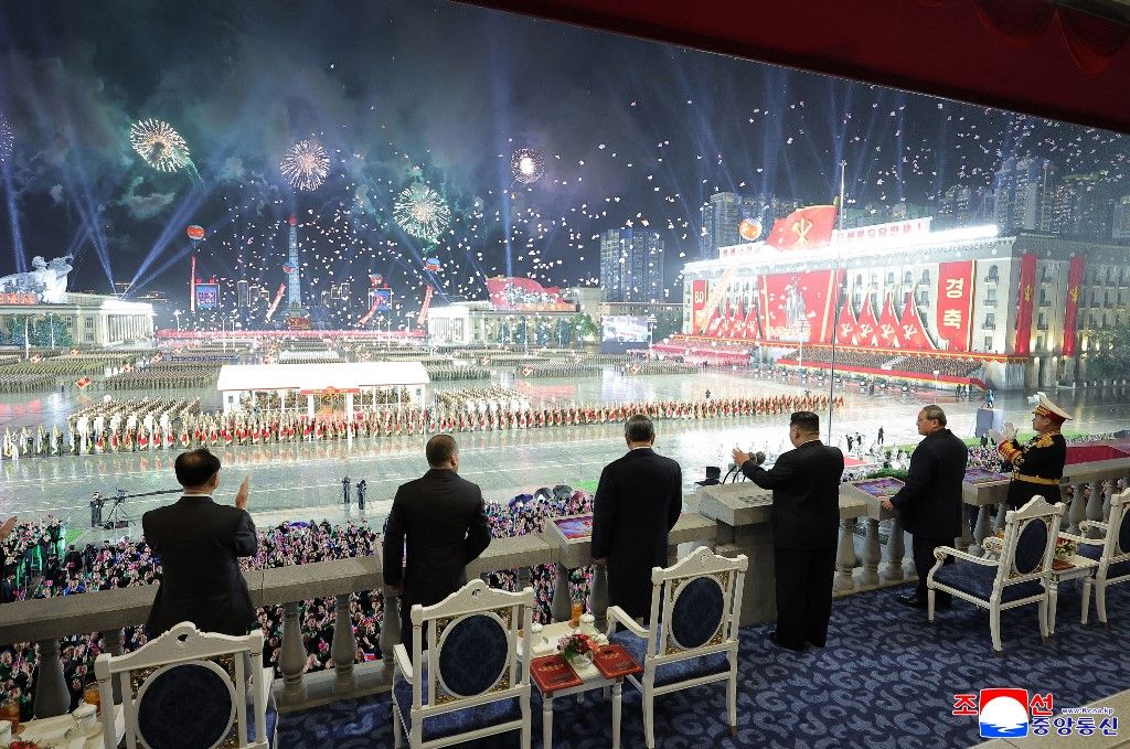 A Koreai Munkapárt megalakulásának 80. évfordulója alkalmából rendezett katonai parádé Észak-Koreában (Fotó: STR / KCNA VIA KNS)