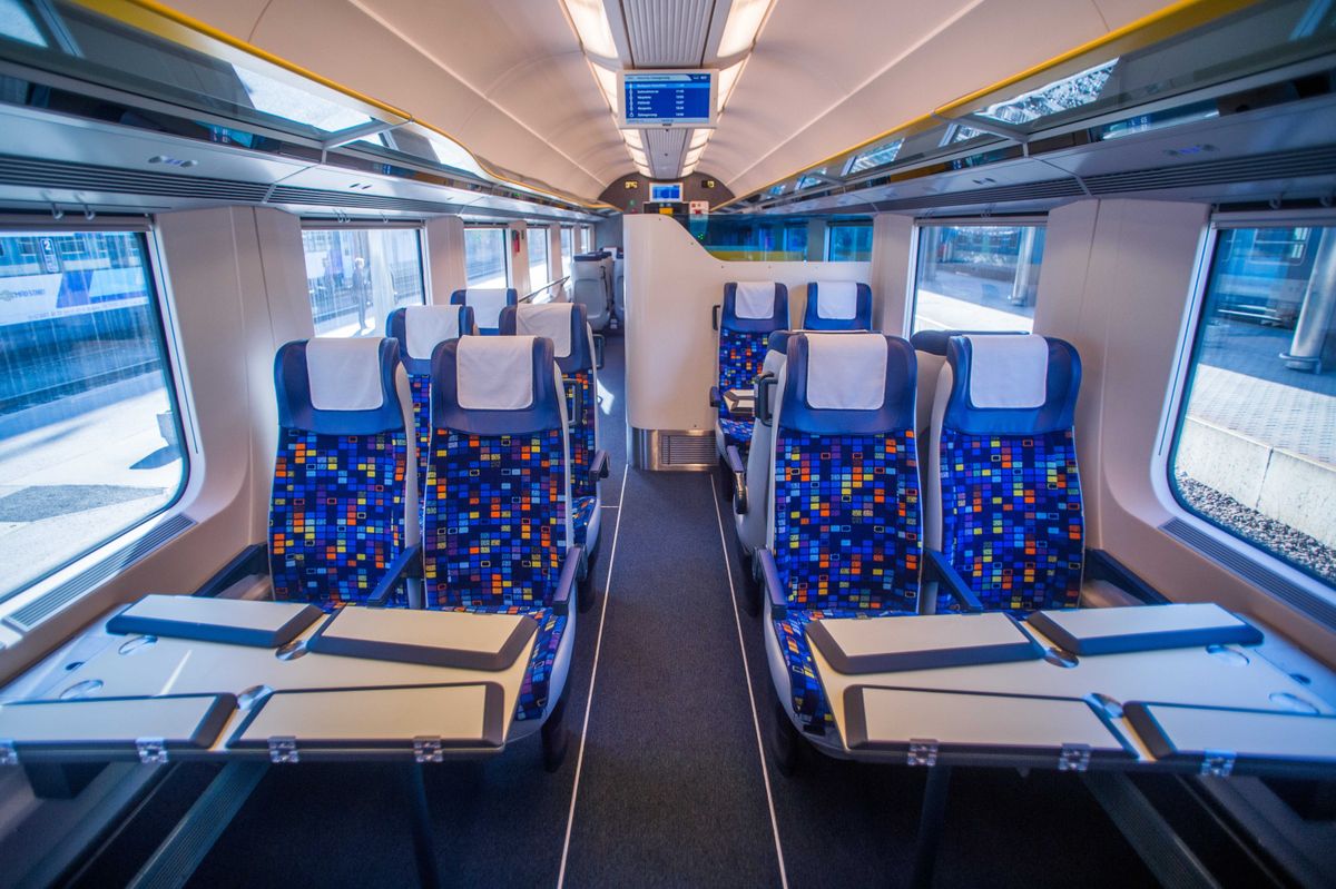 Budapest, 2020. február 13.
A MÁV első, saját gyártású, belföldi forgalomra szánt másodosztályú InterCity (IC+) kocsija a forgalomba állításának napján a Déli pályaudvaron 2020. február 13-án. Az utasok a Zalaegerszegre közlekedő Göcsej InterCity járaton utaztak először az új járművön.
MTI/Balogh Zoltán