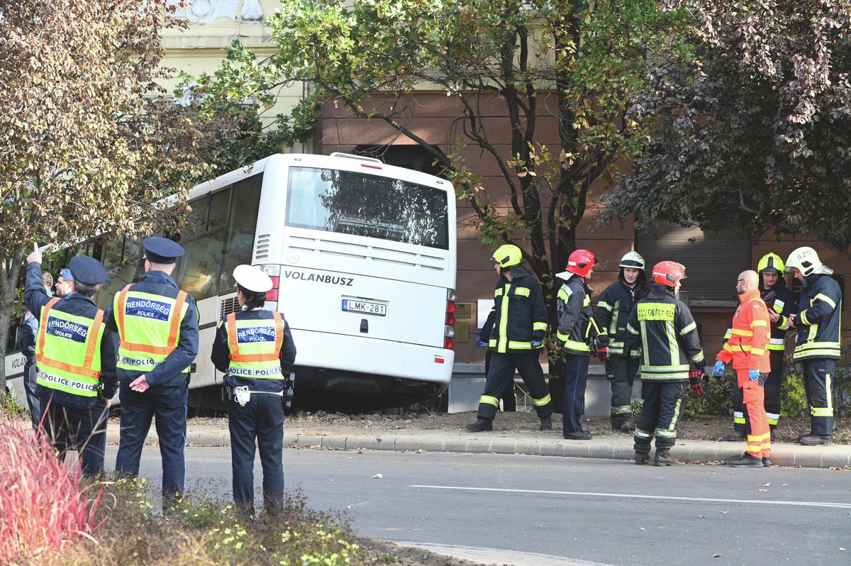 Buszbaleset Szeged és Sándorfalva között: ködben próbált előzni a sofőr