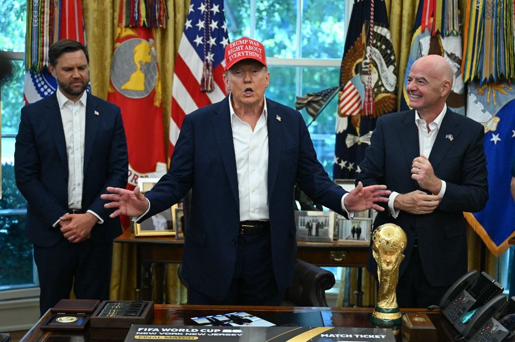 Donald Trump amerikai elnök, a vb trófea és a FIFA elnöke, Gianni Infantino