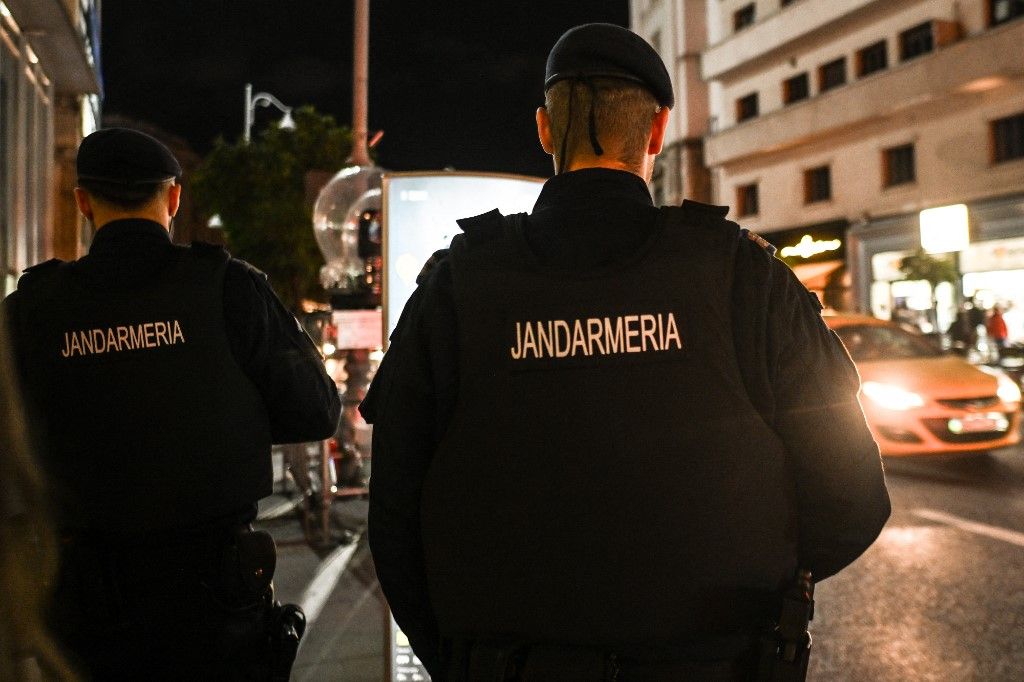 Románia – a csendőrség (Jandarmeria Română) tagjai járőröznek Bukarest belvárosában