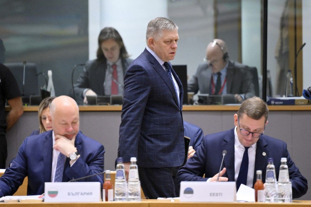 Robert Fico szlovák miniszterelnök (középen) Rossen Jeliazkov bolgár miniszterelnök (balra) és Kristen Michal észt miniszterelnök (jobbra) mellett az Európai Tanács október 23-i ülésén Brüsszelben