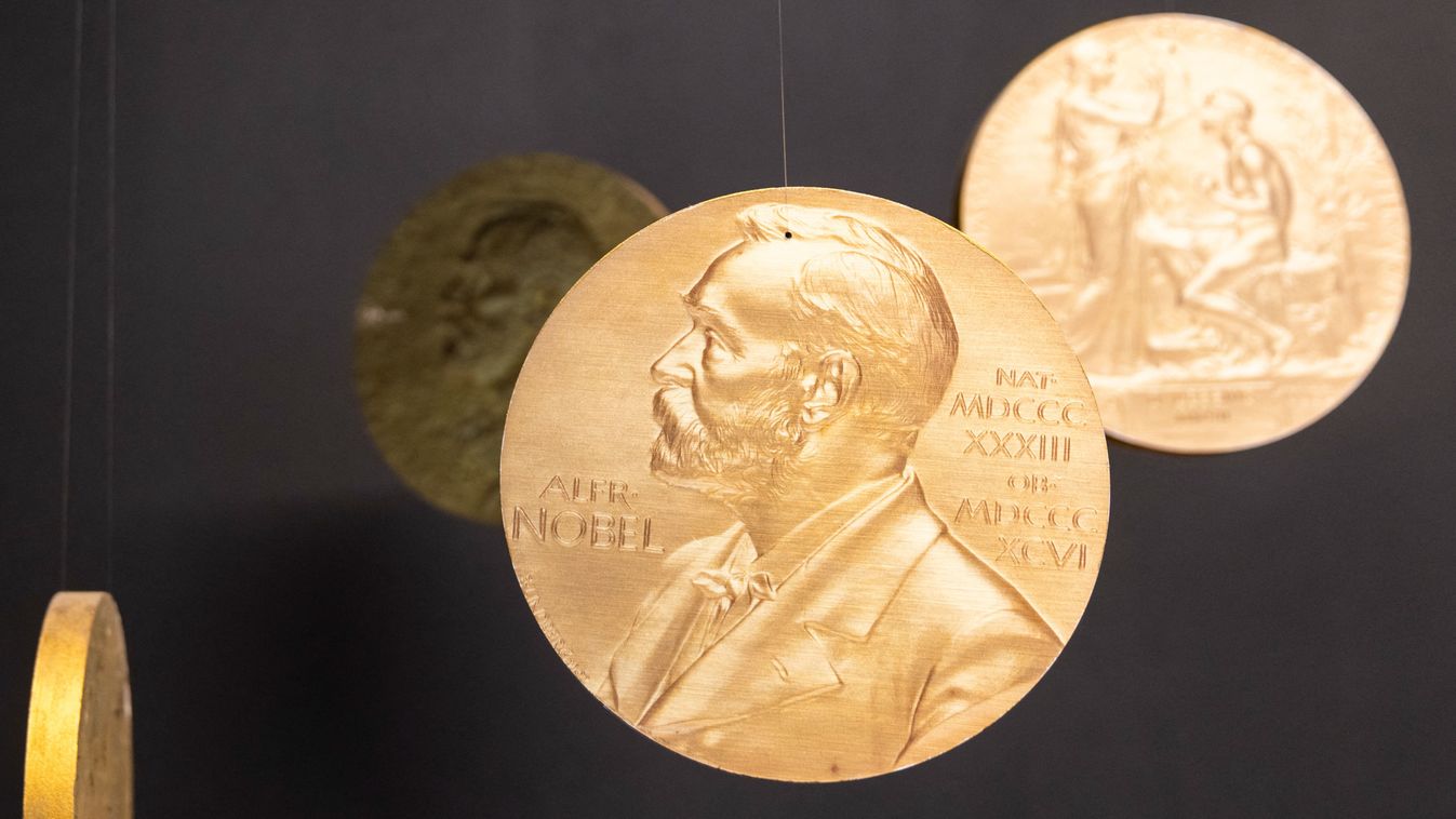 Nobel díj
Replicas of the official Nobel Peace Prize gold medal are seen at the exhibition at the Nobel Peace Center in Oslo on December 9, 2021, on the eve of the Nobel Peace Prize ceremony. The new exhibition featuring the 2021 laureates Maria Ressa and