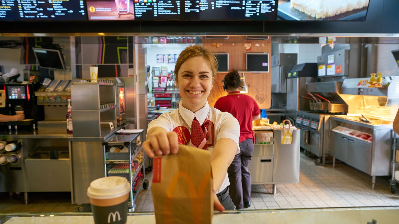 MOSCOW, RUSSIA - CIRCA MAY, 2018: worker at McDonald's. McDonald's is an American hamburger and fast food restaurant chain.
1099234148
Illusztráció
Shutterstock
Sorbis