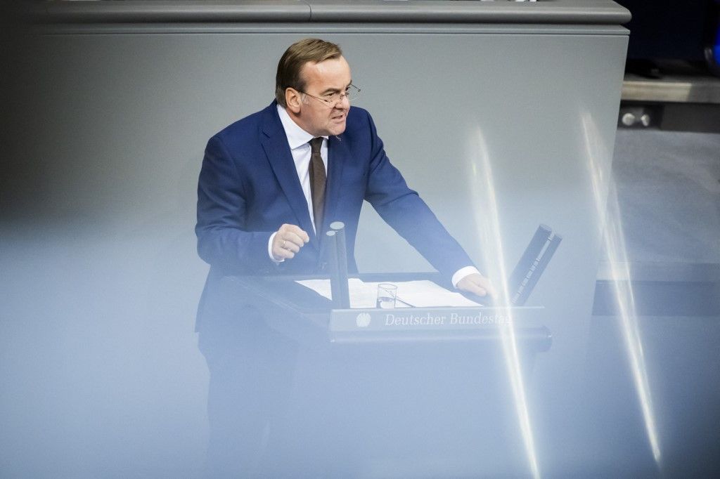 Boris Pistorius (SPD), szövetségi védelmi miniszter felszólal a német szövetségi parlament plenáris ülésén a sorkatonai szolgálat modernizációs törvényéről szóló vitában (Fotó: CHRISTOPH SOEDER / DPA)